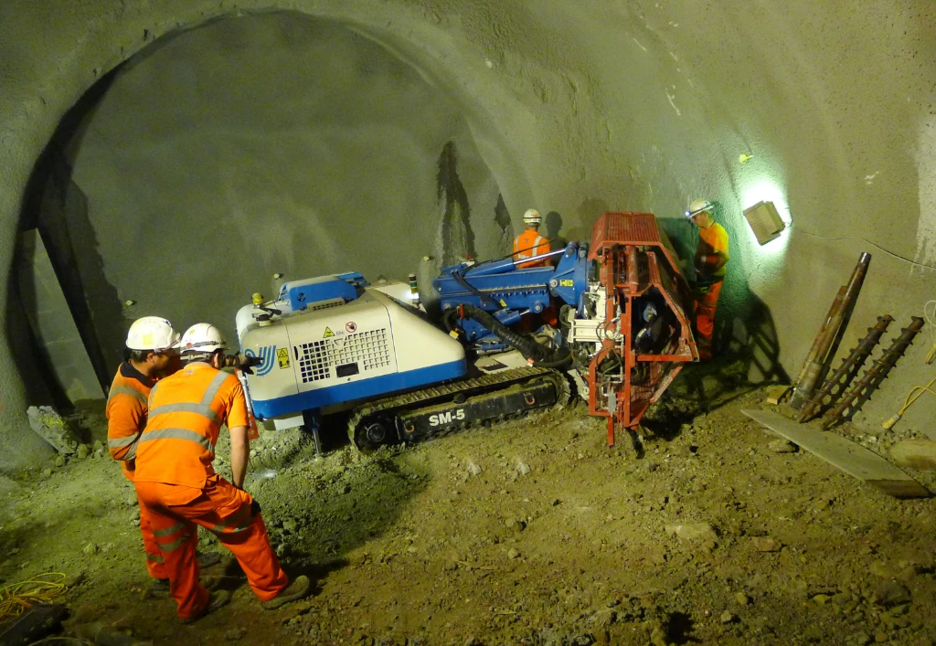 two workers inside a tunnel | Crossrail (Elizabeth Line)